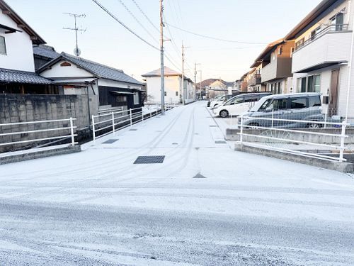 雪に覆われた道路＝２５日午前７時１０分、倉敷市上東