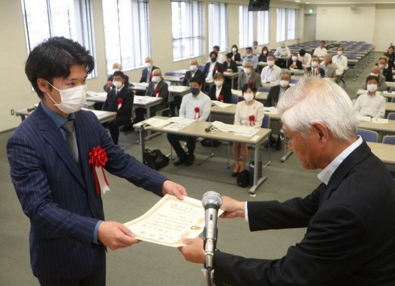 竹井会長（右）から賞状を受け取る中村賞の受賞者