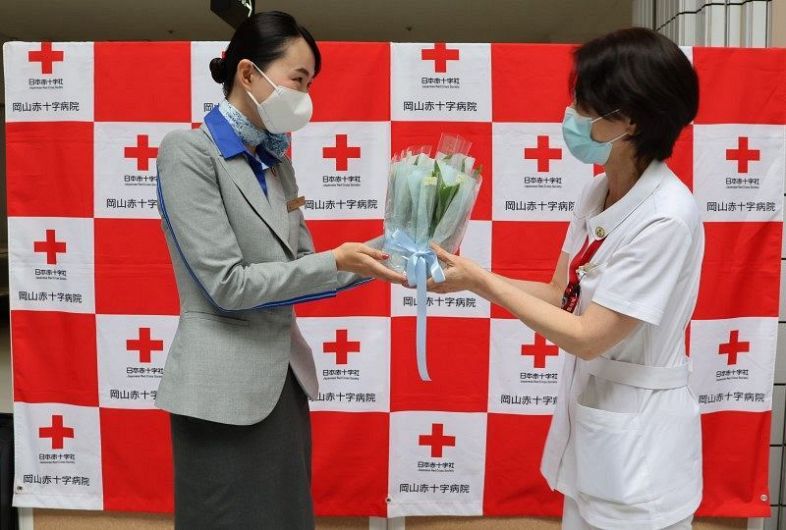 スズラン 入院患者の幸せ願い贈る　岡山赤十字病院に全日空グループ