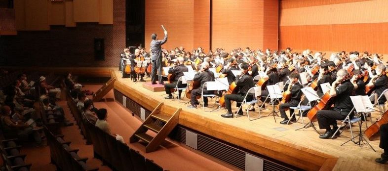 全国から１００人のチェロ奏者が集まったコンサート