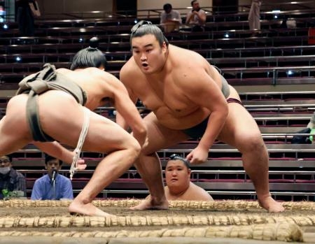 　相撲を取る三段目の朝阪神＝１５日、両国国技館