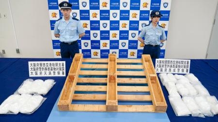 　押収された木製パレット（中央）と覚醒剤＝７日午後、大阪税関関西空港税関支署