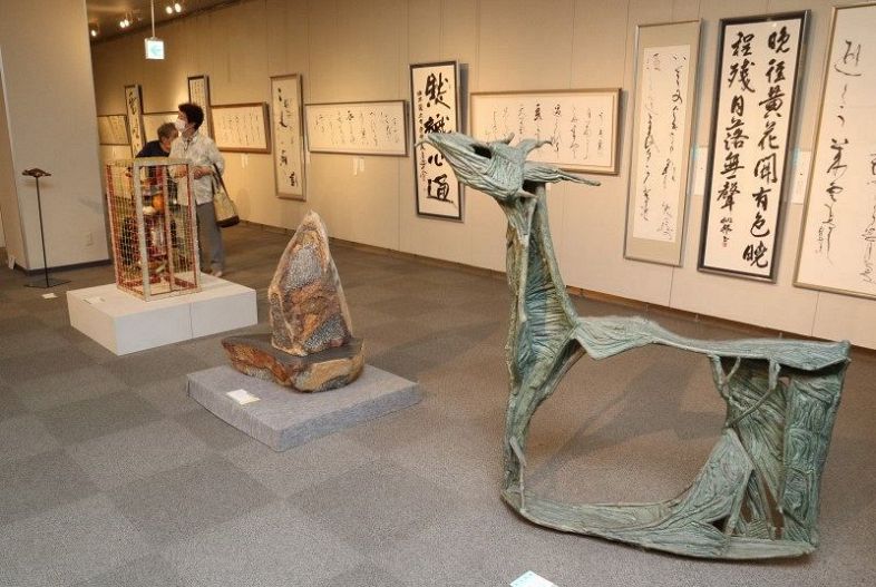 作州地域を中心に書道と彫刻の秀作が並ぶ県展津山会場