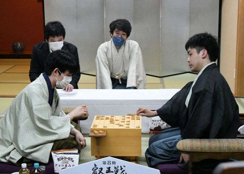 第４局に敗れ厳しい表情で感想戦に臨む菅井八段（右）と藤井叡王