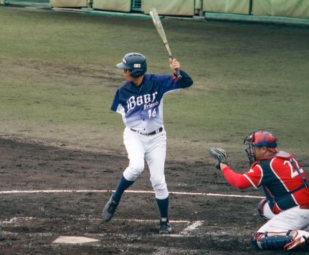 　障害がある選手が集まり熱気あふれるプレーを繰り広げた、全国身体障害者野球大会＝１４日、神戸市