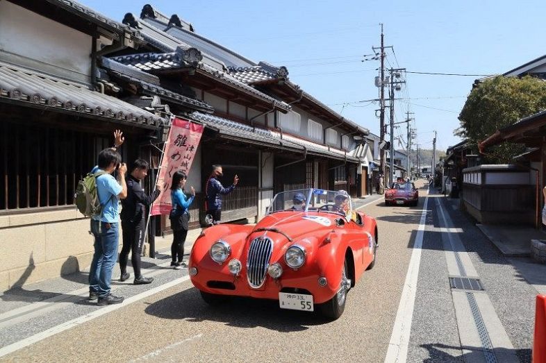 世界の名車９０台 岡山県内巡る　ベッキオバンビーノ開幕