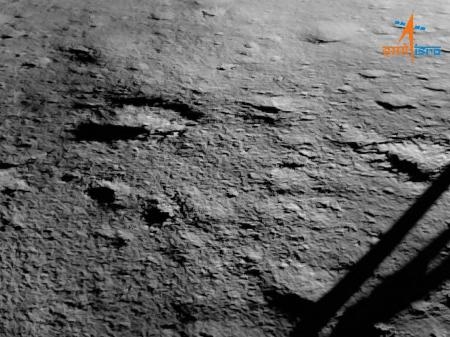 　インド宇宙研究機構が公開した月南極の写真＝２３日（同機構提供・共同）