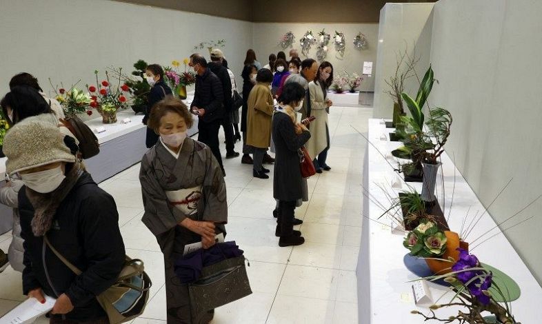 一足早い春の雰囲気 １７流派競演　６０回記念 岡山県華道展が開幕