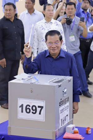 　投票するカンボジアのフン・セン首相＝２３日、プノンペン（共同）