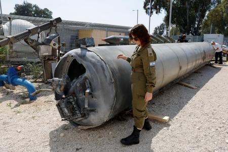 　イスラエル軍が公開したイラン製とされる弾道ミサイル＝１６日、イスラエル南部（ロイター＝共同）
