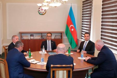 　２１日、アゼルバイジャン・エブラフで会談する同国とナゴルノカラバフ側の代表ら（ＡＰ＝共同）