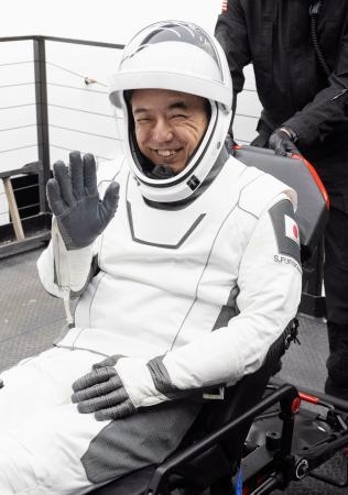 　米フロリダ州沖の船上で宇宙船クルードラゴンから降り、手を振る古川聡飛行士＝１２日（ＮＡＳＡ提供・共同）