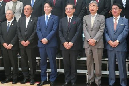 　開所式で記念写真に納まる北大の宝金清博学長（中央右）ら＝２８日午前、札幌市