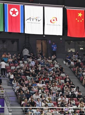 　杭州アジア大会の卓球会場に掲げられた北朝鮮の国旗（左端）＝２４日、中国・杭州（共同）