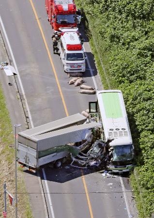 　北海道八雲町で起きた衝突事故で大破したトラックとバス＝１８日