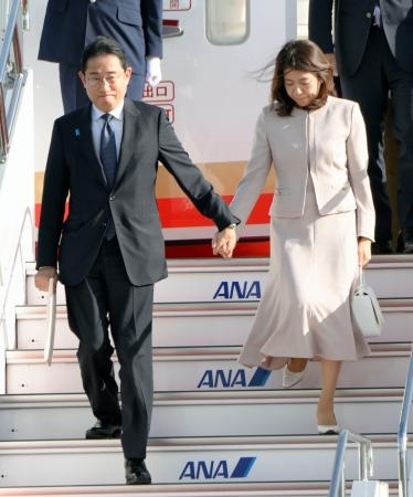 　Ｇ２０サミットなどを終え、帰国した岸田首相と裕子夫人＝１１日午前、羽田空港