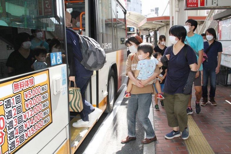 無料デーで路線バスに乗り込む乗客＝ＪＲ倉敷駅前