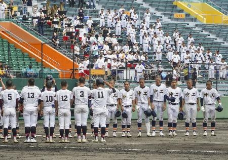 　全国高校野球選手権大会の沖縄大会が開幕し、試合後にあいさつする選手ら＝６月１７日、那覇市