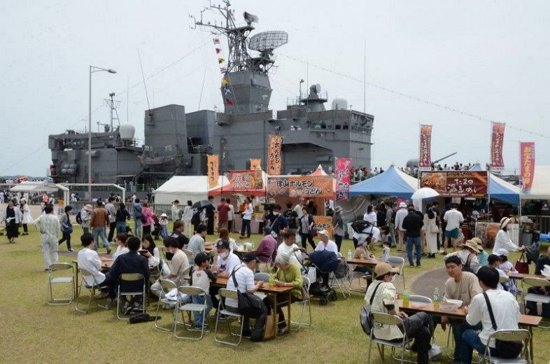 訓練支援艦「くろべ」の一般公開や飲食屋台などでにぎわう「たまの・港フェスティバル」の会場