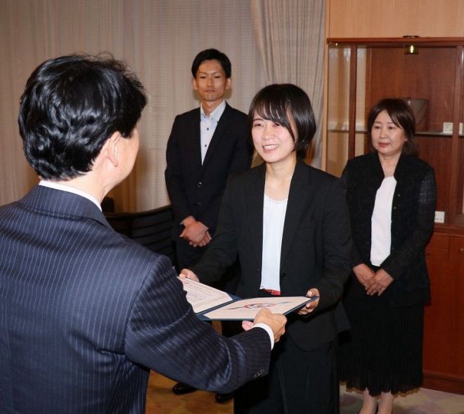 伊原木知事（手前）から表彰される（右から）山本さん、渡辺さん、岡本さん