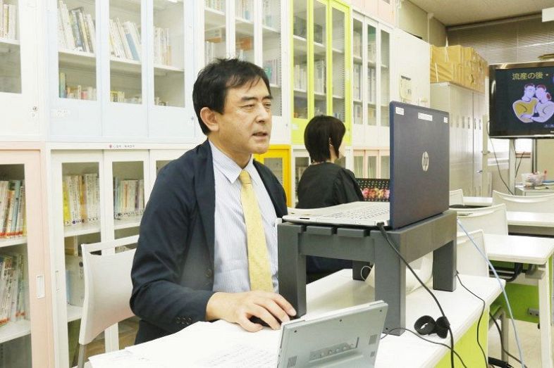 不育症の治療方法をオンラインで紹介する中塚教授（左）
