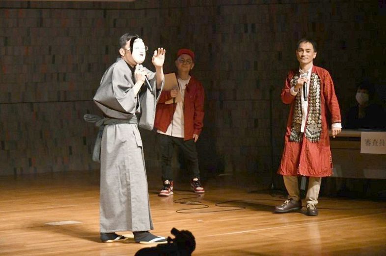 ラップバトルで対決する橋本さん（左）と四角さん（右）。観客も手拍子を送り盛り上がった＝９日、岡山県立美術館