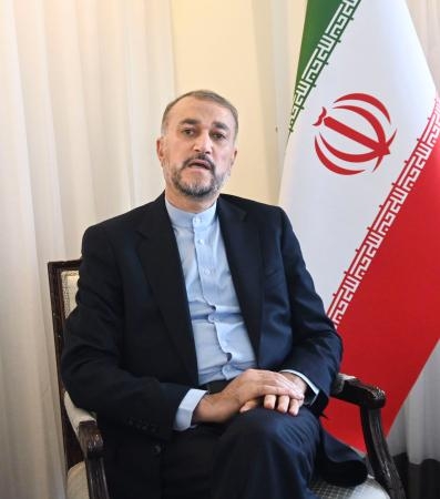 　２４日、米ニューヨークで共同通信の単独会見に応じるイランのアブドラヒアン外相（共同）