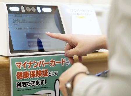 　健康保険証の代わりにマイナンバーカードを利用するための読み取り機＝２０２１年１０月、東京都内の病院