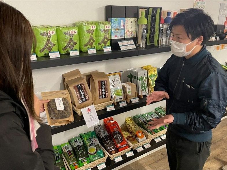 日本茶インストラクターでもある小林さん。吉備の環ＰＴにお茶の楽しみ方をじっくり教えてくれた＝昨年１２月、美作市