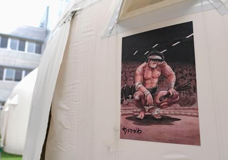　石川県輪島市の避難所の簡易住宅に張られた、漫画家ちばてつやさんの相撲作品「のたり松太郎」のイラスト＝２４日午後