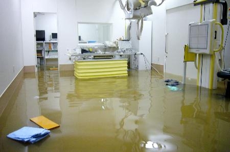 　２０１９年１０月１３日、台風１９号で阿武隈川の支流があふれ、床上浸水した星総合病院の放射線撮影室＝福島県郡山市（同病院提供）
