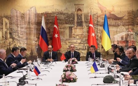 　トルコ・イスタンブールで行われたロシアとウクライナの停戦交渉＝２０２２年３月（ゲッティ＝共同）