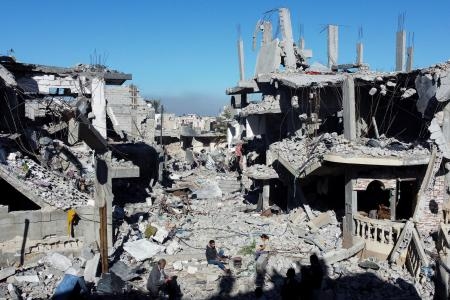 　イスラエル軍の攻撃で破壊されたガザ地区南部ハンユニスの建物＝２９日（ロイター＝共同）
