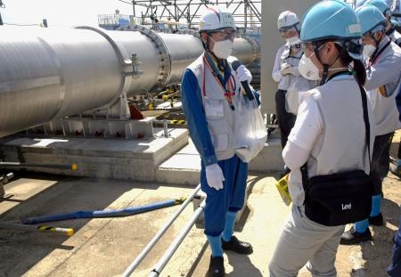 　報道陣に公開された、処理水を希釈するための海水を移送する配管＝２７日午前、東京電力福島第１原発