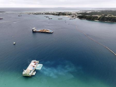 　沖縄県名護市辺野古沖の大浦湾。湾内では米軍普天間飛行場移設のための工事が行われている＝１月（ドローンから）