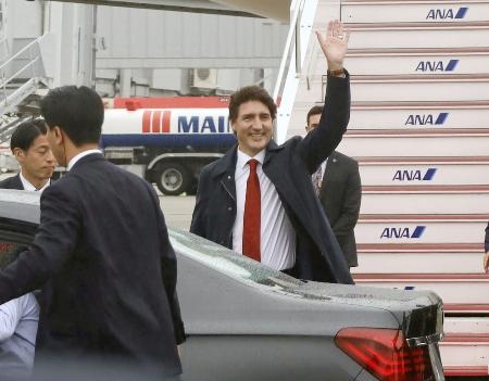 　５月、Ｇ７広島サミット出席のため広島空港に到着し、笑顔で手を振るカナダのトルドー首相
