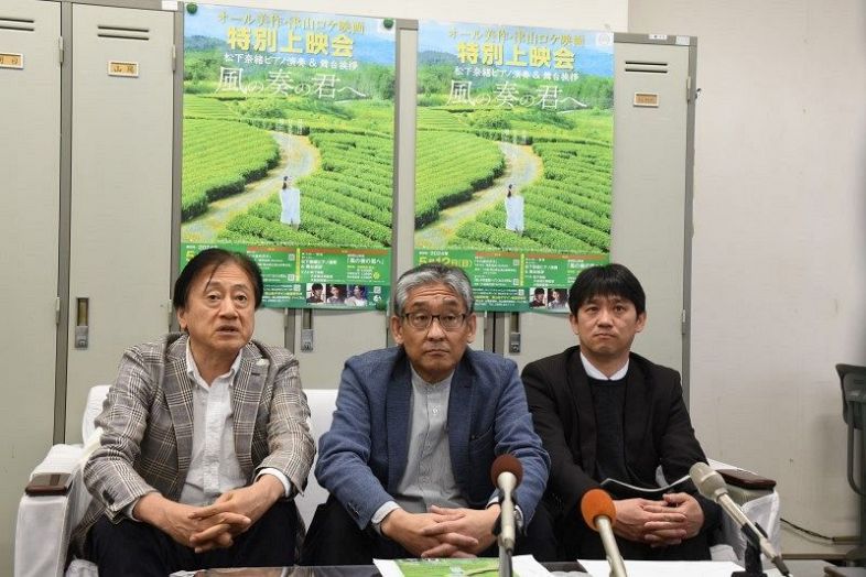 特別上映会について会見する大和田エグゼクティブプロデューサー（左端）ら＝津山市役所