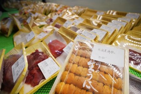 　７月、北京市内の販売店で売られる日本産のウニ（手前右）（共同）