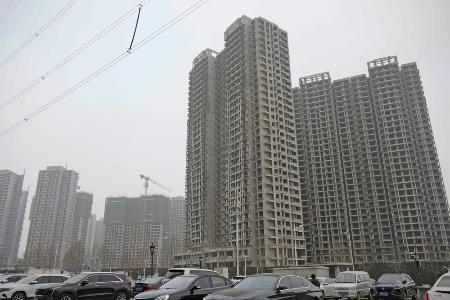 　建設が滞り廃虚状態で放置されている高層マンション＝１月、中国河南省鄭州市