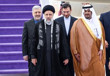 　１１日、サウジアラビア首都リヤドに到着したイランのライシ大統領（左から２人目）（ロイター＝共同）