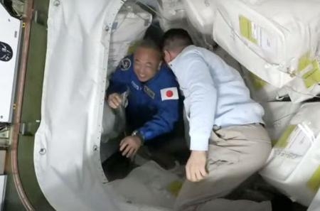 　国際宇宙ステーションに到着した古川聡飛行士（左）＝２７日（ＮＡＳＡテレビから）