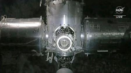 　古川聡飛行士らが搭乗する宇宙船クルードラゴンから見た国際宇宙ステーション＝２７日（ＮＡＳＡテレビから）