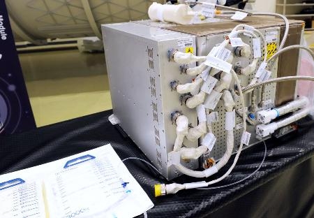 　国際宇宙ステーションで実験する水の再生装置の試験機（ＪＡＸＡ提供）