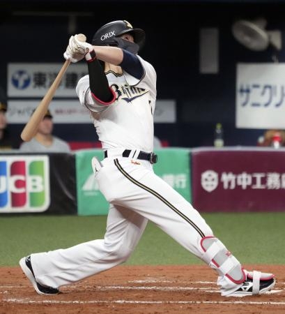 　３回、右越えに本塁打を放つオリックス・西川＝京セラドーム