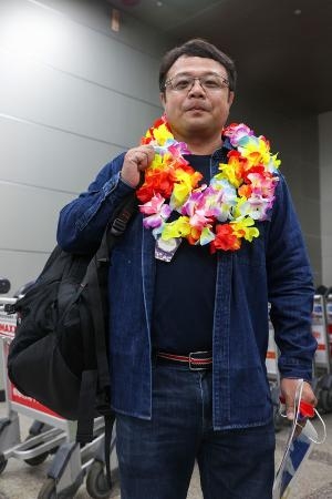 　２日、台北の松山空港に到着した台湾人ビジネスマンの李孟居氏（中央通信社＝共同）