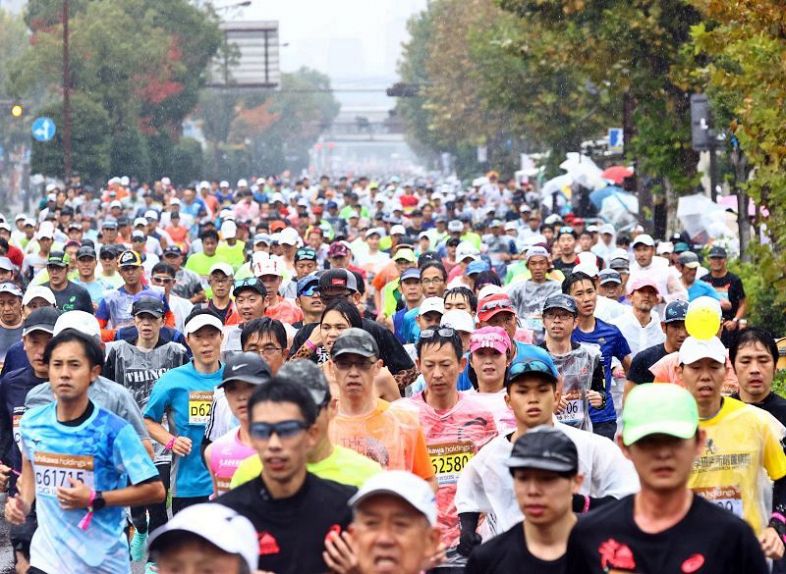 昨年の「おかやまマラソン２０２２」で市役所筋を走るランナー＝１１月