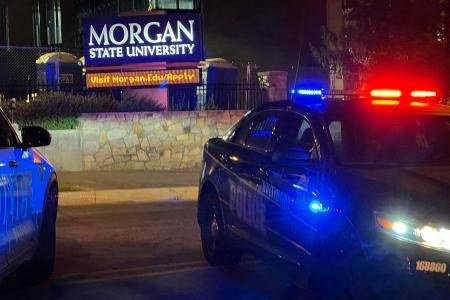 　銃撃事件でモーガン州立大に出動した警察車両＝３日、米メリーランド州ボルティモア（ボルティモア・サン提供、ＡＰ＝共同）