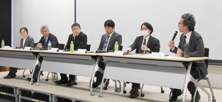 　「震災アーカイブ」の活用について議論する福島県の自治体関係者ら＝８日午後、仙台市