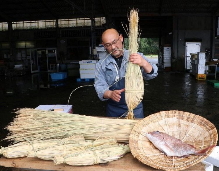 笠岡魚市場で始まった「タイの浜焼き」作り