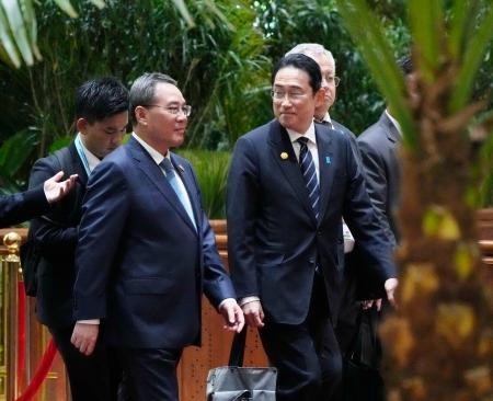 　ＡＳＥＡＮプラス３の首脳会議に臨む、中国の李強首相（左）と岸田首相＝６日、ジャカルタ（共同）